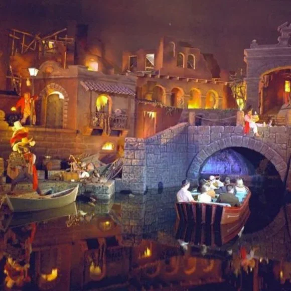 Disneyland Pirates of the Caribbean Skull Medallion Coin Pin (2011) - Picture 4 of 5